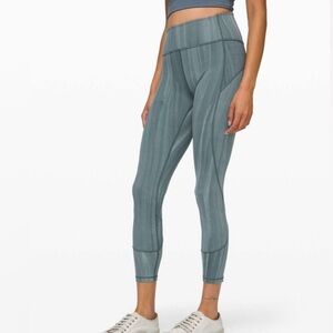 LULULEMON In Movement Tight 25" Everlux Linear Spray Dye White Deep Ocean Size 2